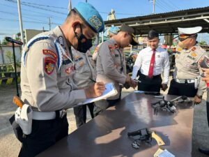 Senpi Istri Pertama Polisi Dalam Bertugas