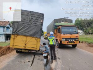 Lalu Lintas Jalan Raya Cepat Diurai Saat Truk Patah Serumbung