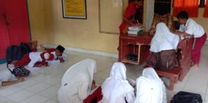 Murid SD di Musi Rawas Belajar Beralaskan Tikar dan Matras Jadi Viral