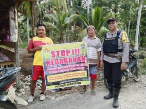 Bhabinkamtibmas Bripka Adeng Pasang Spanduk Stop !!! Karhutla