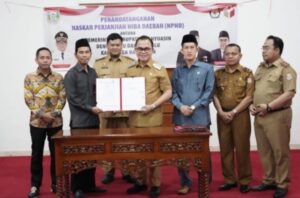 Ketua DPRD Banyuasin Saksikan Penyerahan Dana Hibah KPUD dan Bawaslu Banyuasin