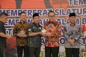 Pj Bupati Hani Syopiar Rustam Terima Penghargaan di Rembuk Aktivis Sumsel