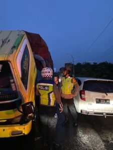 Kapolres Banyuasin Bantu Personil Urai Kemacetan Jalintim