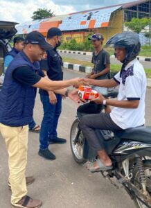 Personil Satres Narkoba Polres Banyuasin Bagi-Bagi Takjil Jelang Berbuka Puasa