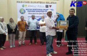 Puluhan Wartawan Terima Bingkisan Lebaran Dari IWO Sumsel