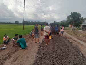 Jalan Penghubung Kecamatan Air Salek Rusak Berat