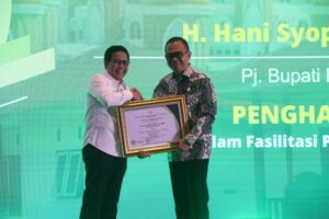 Pj Bupati Banyuasin Terima Penghargaan Dari Menteri PDTT
