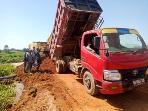 Pekerjaan Fisik Hari Kedua TMMD Penimbunan Badan Jalan Tanjung Menang – Terlangu