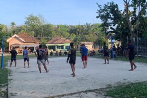 Jalin Silaturahmi, Anggota Satgas TMMD dan Masyarakat Tingkatkan Skill Football