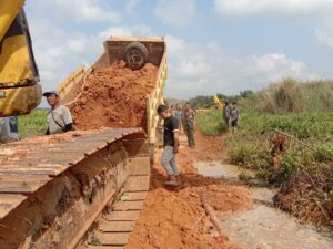 Semangat Warga Bersama Satgas TMMD 121 Kodim 0430/Banyuasin Genjot Pembangunan Fisik Jalan