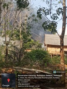 Sumur Minyak Diduga Ilegal Terbakar di Wilkum Polsek Keluang