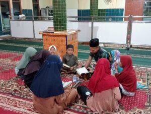 Anak-anak di Lokasi TMMD Kodim 0430/Banyuasin Diajari Membaca Al Quran   