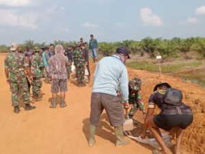 Kebersamaan Anggota Satgas TMMD dan Warga Genjot Sasaran Fisik