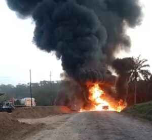 Setelah Sumur Minyak Diduga Illegal Camari Sungai Parung, Kini Mobil Carry Pick Up Diduga Angkut Minyak Illegal Terbakar