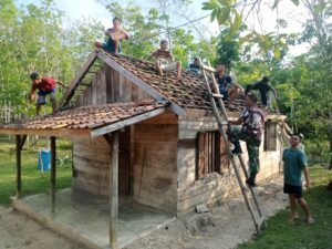 Gotong Royong Satgas TMMD 121 Bersama Masyarakat Rehab RTLH