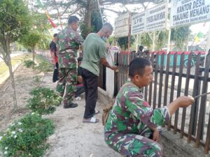 Warga Tanjung Menang Bersama Satgas TMMD 121 Percantik Kantor Desa