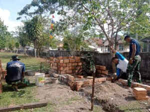 Pembangunan MCK Oleh Satgas TMMD ke-121 Memasuki Pamasangan Dinding