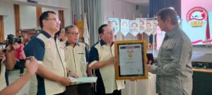 Prabowo Subianto Terima Pin Emas dari SMSI atas Dedikasinya Jaga Demokrasi