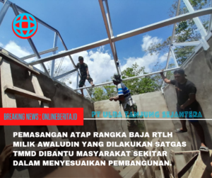 Satgas TMMD dan Warga Kebut Pasang Rangka Atap RTLH