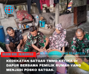 Kedekatan Anggota Satgas TMMD 121 Bantu Ibu Romsana Masak Di Dapur