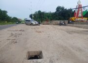 Tugu Rp20 Miliar Sisakan Lubang Berbahaya, Pengendara Celaka : Warga Sebut ‘Jebakan Batman’