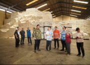 Sekda Banyuasin Tinjau PT. Buyung Putra Pangan Pastikan Stok Pangan Aman Jelang Lebaran