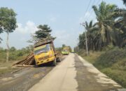 Proyek Jalan Mangkrak di PALI Makan Korban, Truk Angkutan Kayu Terjebak di Kubangan